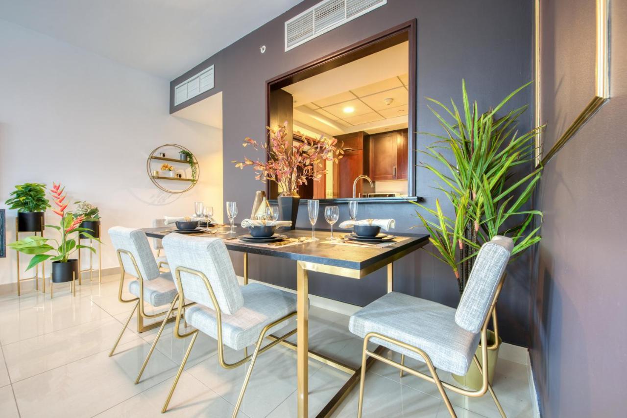 Maison Privee - Radiant Urban Retreat With Iconic Burj Khalifa Vws ดูไบ ภายนอก รูปภาพ